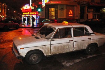 Kővel verték fejbe a taxisofőrt