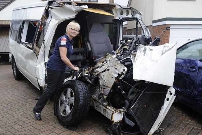 Leamortizálta a kertvárost egy M6-os BMW 7