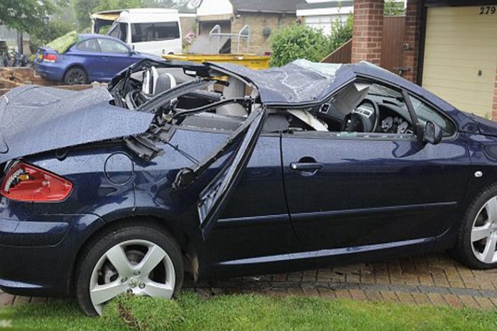 Leamortizálta a kertvárost egy M6-os BMW 8