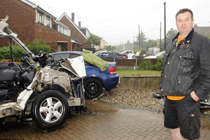 Leamortizálta a kertvárost egy M6-os BMW 9