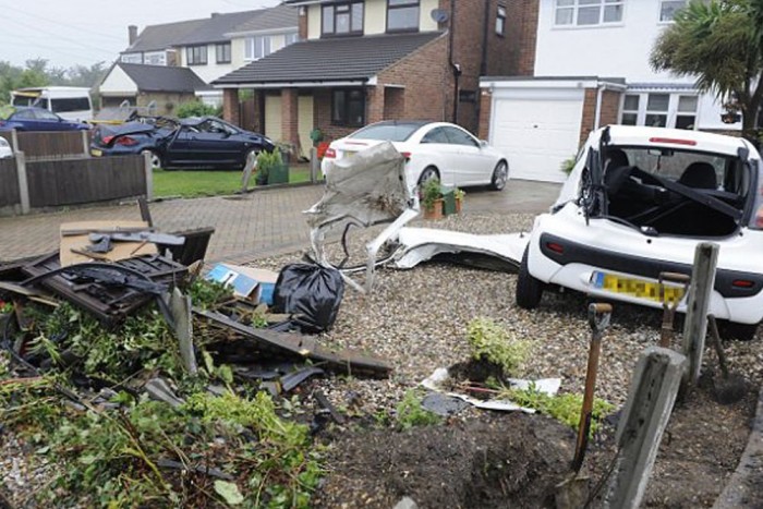 Leamortizálta a kertvárost egy M6-os BMW 6