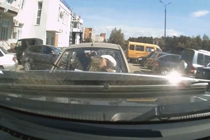 Nem figyelt a nő, megfejelte a szélvédőt