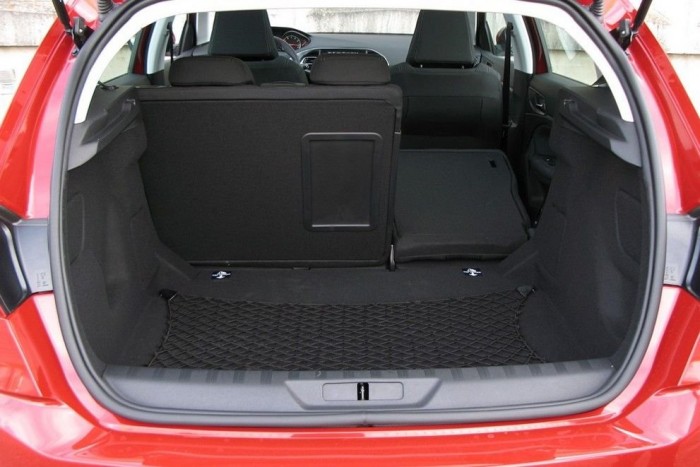 Sajnos csak a támla dől, ezért lépcső marad a raktérben. A maximális térfogat 1309 liter