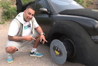 Nissan Micrából Batmobil