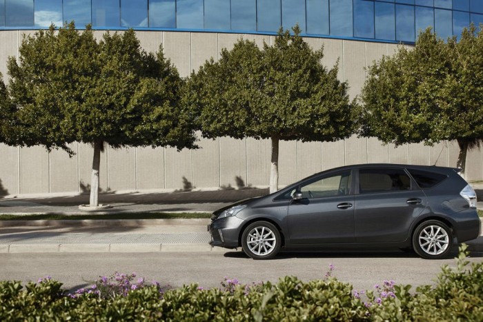 Autózás a legolcsóbban: dízel helyett földgáz 3 10-7. Toyota Prius+ - 7,38 pont. Az 1997-ben egyetlen autóval induló full hibrid kínálat alaposan kibővült. Ma a Prius+-szal együtt összesen 19 benzines-elektromos hajtású autója van a Toyota konszern márkáinak. A Prius+ egyben a legkevésbé környezetszennyező hétszemélyes autó