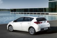 10-7. Toyota Auris Hybrid, 7,38. A hibridhajtás már nem szvetteres értelmiségiek hóbortja. A Toyota több mint ötmillió hibridjárművet értékesített áprilisig, amin a kombiként is kapható Auris HSD tovább javíthat. Hajtásláncának rendszerteljesítménye 100 kW (136 lóerő), a 99 lóerős, Atkinson-ciklusú benzinest 20 kW teljesítményű villanymotor támogatja illetve helyettesíti gyorsításkor és elinduláskor. A szabványos átlagfogyasztás mindössze 3,8 liter, a szén-dioxid-szint 89 g/kilométer