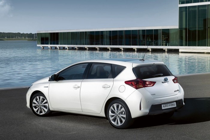 Autózás a legolcsóbban: dízel helyett földgáz 2 10-7. Toyota Auris Hybrid, 7,38. A hibridhajtás már nem szvetteres értelmiségiek hóbortja. A Toyota több mint ötmillió hibridjárművet értékesített áprilisig, amin a kombiként is kapható Auris HSD tovább javíthat. Hajtásláncának rendszerteljesítménye 100 kW (136 lóerő), a 99 lóerős, Atkinson-ciklusú benzinest 20 kW teljesítményű villanymotor támogatja illetve helyettesíti gyorsításkor és elinduláskor. A szabványos átlagfogyasztás mindössze 3,8 liter, a szén-dioxid-szint 89 g/kilométer