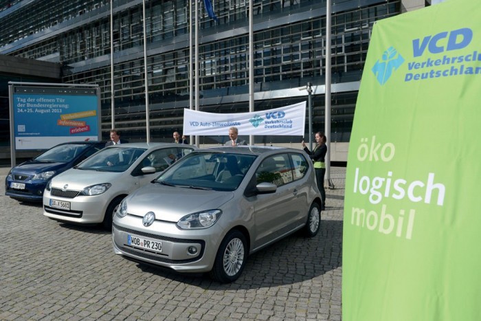 Autózás a legolcsóbban: dízel helyett földgáz 8 1-3. SEAT Mii Ecofuel-Škoda Citigo CNG-VW Eco Up 1,0 - 8,03 pont. A hármasikreket a kis súly és a takarékos motor mellett a földgázüzem segítette az első helyhez. Az itthon nem kapható modellek szabványos átlagfogyasztása 2,9 kg földgáz/100 km. Az egyetlen budapesti nyilvános földgázkúton, a MOL Kőbányai úti töltőállomásán 345 forintba kerül a sűrített földgáz kilója, így kereken 1000 forintból megtehetünk 100 kilométert. Ez olyan, mintha egy dízel 2,3 litert fogyasztana százon