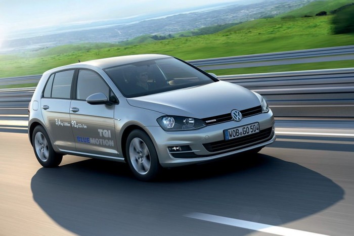 Autózás a legolcsóbban: dízel helyett földgáz 4 10-7. Volkswagen Golf 1,4 TGI BlueMotion - 7,38 pont. Nagyon eltérő autók nyitják az élmezőnyt. A Golf aduja nem a hibridhajtás, hanem a földgázüzem. Kisebb széntartalma miatt földgáz elégetésekor kevesebb szén-dioxid keletkezik, mint benzinnel járva. Az 1,4 literes, 110 lóerős turbómotor benzinnel és földgázzal is működik. A Golf 15 kg sűrített földgázzal 420, benzinnel további 940 kilométert tehet meg