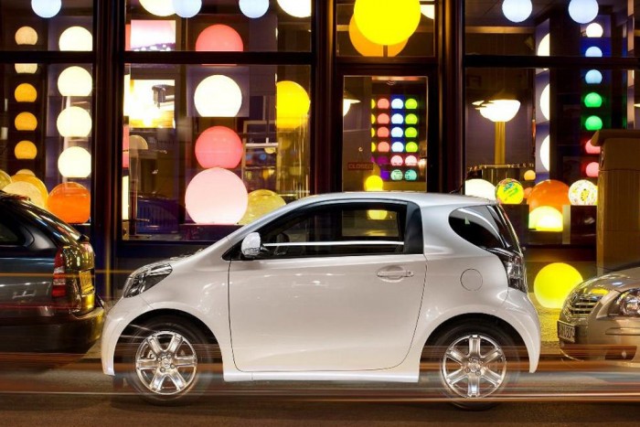 Autózás a legolcsóbban: dízel helyett földgáz 5 6. Toyota iQ 1,0 - 7,43 pont. Ha benzint égetünk el, azaz szénhidrogént oxidálunk, abból az iQ-ban is szén-dioxid keletkezik, de legalább nem túl sok. Papíron 4,4 l/100 km átlagfogyasztása mellett 99 gramm CO2-t bocsát ki kilométerenként. Mivel az iQ zaja és károsanyag-emissziója is csekély, hatodikként zárt