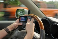 Tilos SMS-t küldeni autóvezetőknek 5