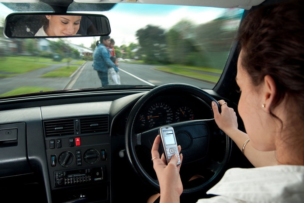 Tilos SMS-t küldeni autóvezetőknek 4