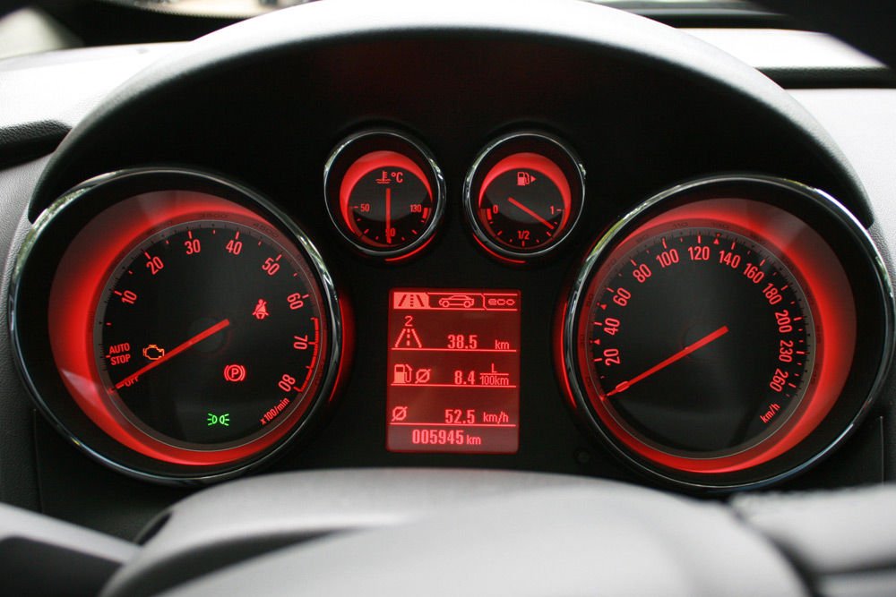 Családi autó, 4,1 literes fogyasztással 9 Kézi váltóval 8,4, automatával 10,2 l/100 km fogyasztást írt ki az Astra számítógépe