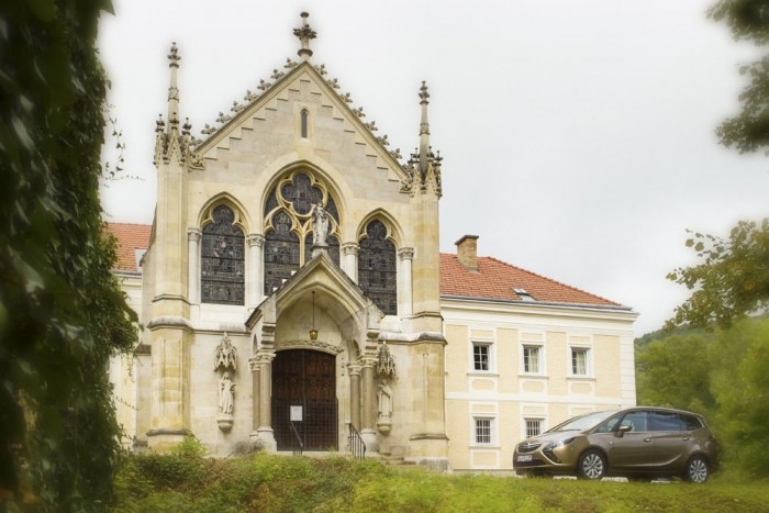 Családi autó, 4,1 literes fogyasztással 43 I. Ferenc-József leromboltatta a mayerlingi vadászkastélyt, ahol fia, Rudolf főherceg és annak szeretője meghalt. Máig nem tudjuk, hogy kettős gyilkosság vagy öngyilkosság történt-e, esetleg a trónörökös lőtte le a 17 éves Vetsera Mária bárónőt és utána végzett magával. A kastély helyére karmelita kolostor épült