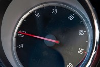 Családi autó, 4,1 literes fogyasztással 40 Jó ötlet az Opelekben az alapjárati motorleállítást jelző állás a fordulatszámmérőn. Így tudható, hogy a motor ébren van, csak a megállás miatt épp nem szennyezi a környezetet