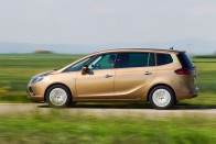 Családi autó, 4,1 literes fogyasztással 36 Hamar erőre kap, kiegyensúlyozottan húz és mindig nagyon csendes az új dízelmotor. Felára 100 ezer Ft a 130 lóerős 2,0 CDTI-hez képest. Halksága miatt érdemes az újabbat választani, de aki tart tőle, vegye inkább a kiforrottabb régit