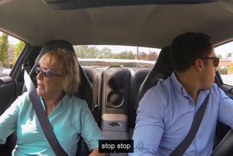 Picit felmegy a pulzusa a nagyinak a GT-R-ben