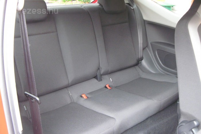 Csak két utasnak alakítottak ki helyet hátul, ők viszont kényelmesen utazhatnak, feltéve, hogy nem sokkal termetesebbek az átlagnál. A háttámlák is kényelmesen dőlnek hátra, nem úgy, mint némelyik kisautóban, ahol a nagyobb csomagtartó miatt egészen meredek szögben állítják be őket 