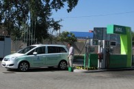 A Főgáz CNG-üzemű 1,6-os, turbós Opel Zafirája tankol a budapesti Kőbányai úti MOL-kútnál. Jelenleg ez az egyetlen nyilvános CNG kút a fővárosban, és az egyike a háromnak az országban