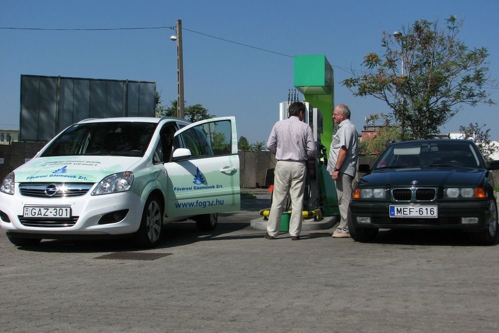 Ahhoz képest, hogy mennyire nincs infrastruktúra, a CNG-sek egymásnak adják a töltőcsonkot a kútnál. Hiába, szeretünk olcsón autózni