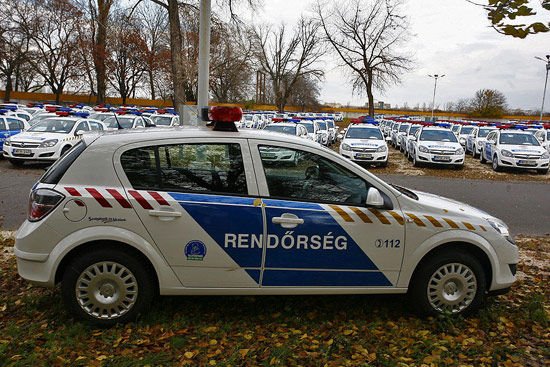 Egymilliárdért javíttatná új autóit a rendőrség