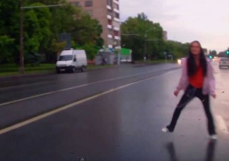 Ezrével gázolják halálra a gyalogosokat a szomszédban