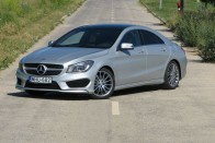 Lenyűgözően értelmetlen, és felháborítóan jól néz ki az AMG-optikás 220 CDI motors CLA. Komótos dízellel, régivágású automatával egyáltalán nem sportos, hiába néz úgy ki, ráadásul túl drága is, de valahogy mégis egy fenejó autó