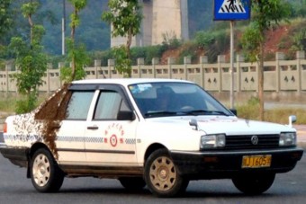 Több száz méh támadt az autóra