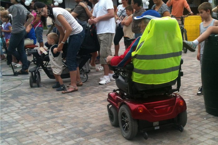 Mozgássérült-járművel a forgalomban? 6 | Vezess Kerékpáros? Gyalogos? Segédmotor-kerékpáros?