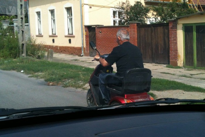 Mozgássérült-járművel a forgalomban? 4 A bringán kellhet a láthatósági mellény, lámpa, két fék, prizma... Mi kell az elektromos kerekesszékre?