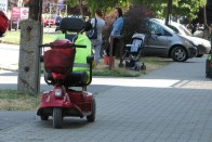 Jelentősen leszűkíti a járdát a magára hagyott motoros-kerekes szék. Ilyet lehet?