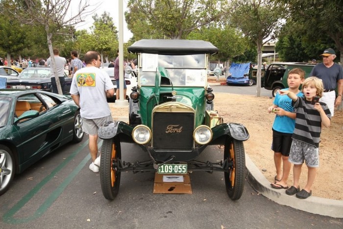 A srácok valami tutit láthattak, bár ami mellett állnak, az sem kutya