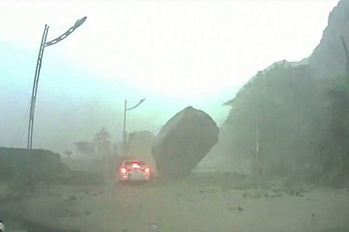 Sziklaomlás áldozata lett az autós