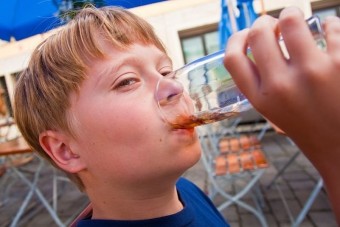 Ötéves gyerek sörözött a buszon