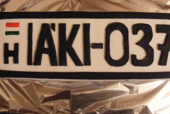 Kézzel festett rendszámmal ment az autópályára