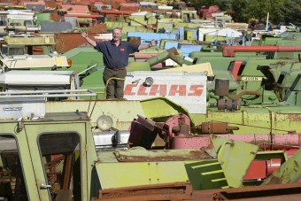 350 kombájn áll a lelkes gyűjtőnél