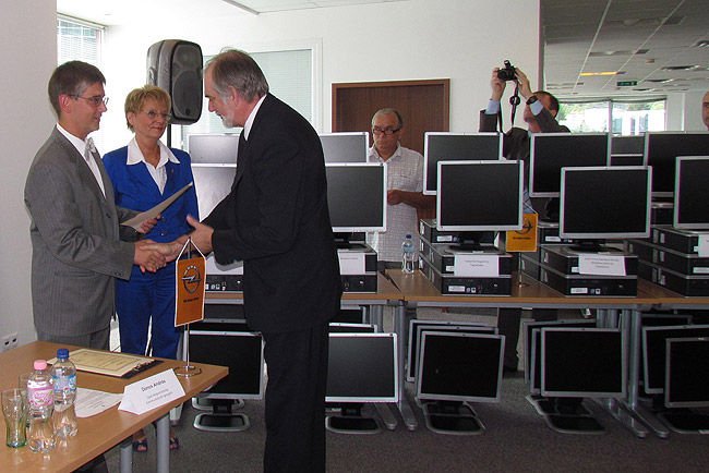 Iskoláknak ajándékozott számítógépeket az Opel