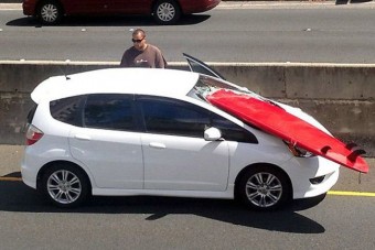 Majdnem lefejezte a szörfdeszka az autóst