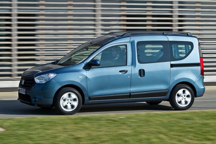 Top 10: Melyik autó viszi el a legkevesebb pénzt? 9 2-3. Dacia Dokker Ambiance 1,5 dCi 75, 445 euró (133 945 Ft). A tolóajtós batárt a csekély vételár mellett a szerény üzemeltetési költségek segítették a dobogóra. Épp ez a motorváltozat van nálunk, fedélzeti számítógépe szerint 5,1 l/100 km fogyasztással tolerálja a tesztelést