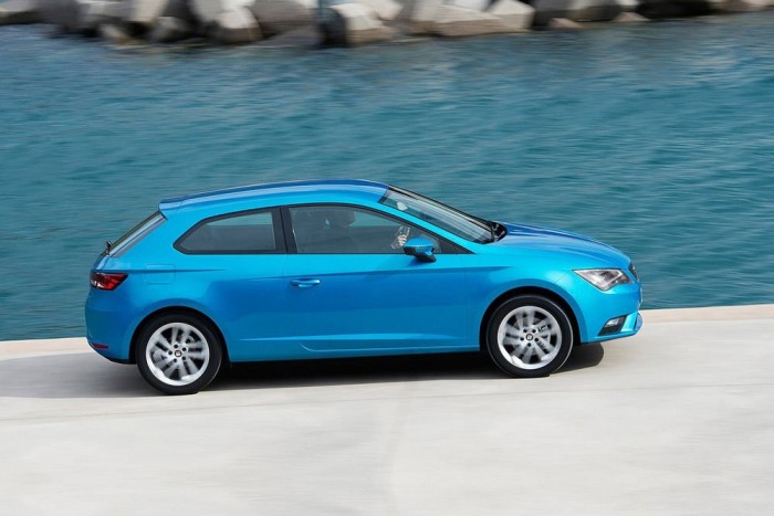 Top 10: Melyik autó viszi el a legkevesebb pénzt? 7 5. SEAT Leon SC 1,2 TSI, 455 euró (136 955 Ft). Mivel a háromajtós SC kevesebbe kerül az ötajtós Leonnál, a listára ez a változat került fel. Az 1,2 TSI biztosítási tarifájával és szervizköltségével áll igen jól