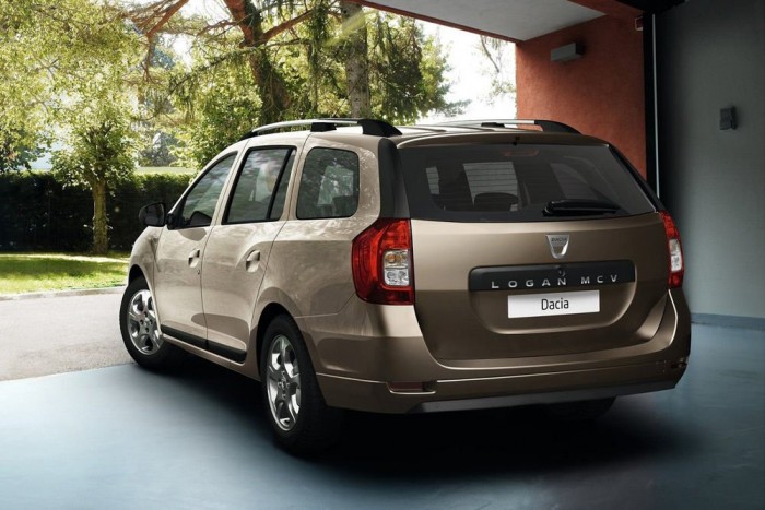 Top 10: Melyik autó viszi el a legkevesebb pénzt? 11 1. Dacia Logan MCV 1,2 16V, 381 euró (114 681 Ft). A kombi Logan kiugróan csekély értékvesztésének köszönheti első helyét, mert 7990 eurós alapárával nominálisan feleakkora tétel nála az értékcsökkenés, mint az Auris vagy a Captur esetében. De értékcsökkenéssel és minden mással együtt még a legolcsóbban fenntartható autó is havonta 115 000 forintnyi eurót visz el. Azért nem a négyajtós Logan nyert, mert Németországban nem kapható