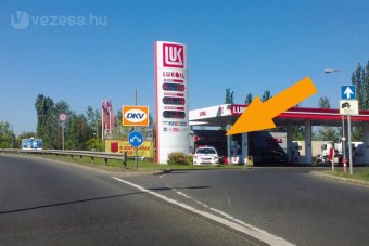 70-es tábla tövében fotóznak a rendőrök