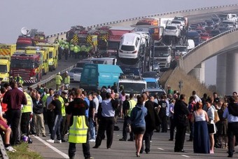 Brutális tömegkarambol a ködben