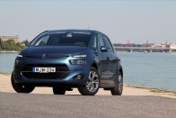 A C4 Picasso tisztességes munka. Kreatív alkotás orrtól a tomporig, illik rá minden francia autóval kapcsolatban elsüthető jelző: futurisztikus, avantgárd, formabontó, művészi.