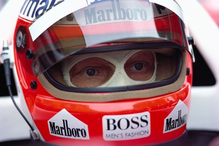 A nap képe – Egy kupac világbajnoki sisak 11 | Vezess Niki Lauda – 1984 – McLaren TAG MP4/2