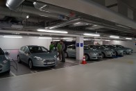 Szinte szikrázott a levegő a frankfurti reptér egyik parkolóházában a sok elektromos vagy félig elektromos Fordtól