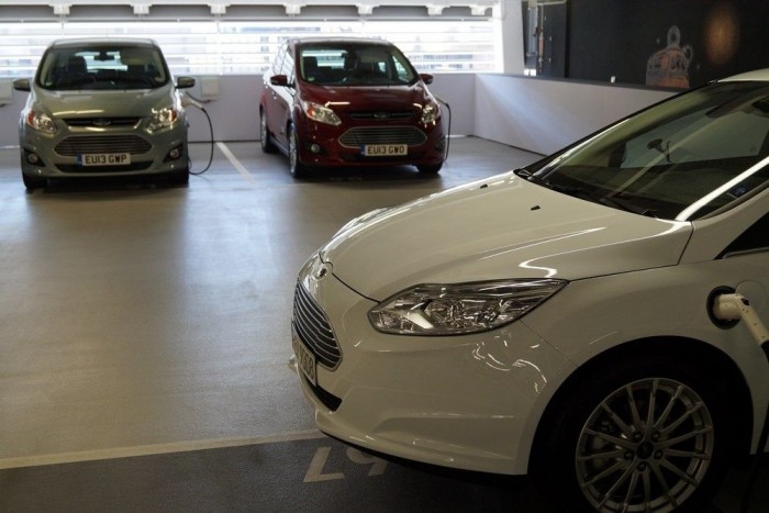 Vezettük az új Ford Mondeót! 2 A Focus Electric csak villannyal megy, a C-Max plug-in hibrid konnektorról is tölthető akkuval készül, a Mondeo hibrid sima hibrid, villannyal csupán pár kilométert tud megtenni, korlátozott sebességgel