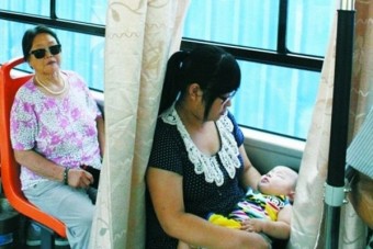 Szoptatós ülés a buszon