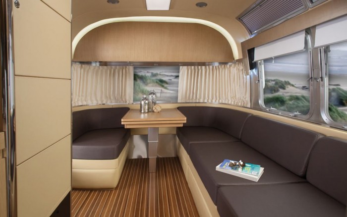 Szárazföldi jacht 7 | Vezess Ülőhely akad bőven az ülőgarnitúrán