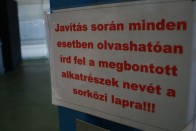 A gyárak hangulatához hozzátartoznak ezek az üzenetek